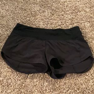 lululemon black speed up shorts 2.5!